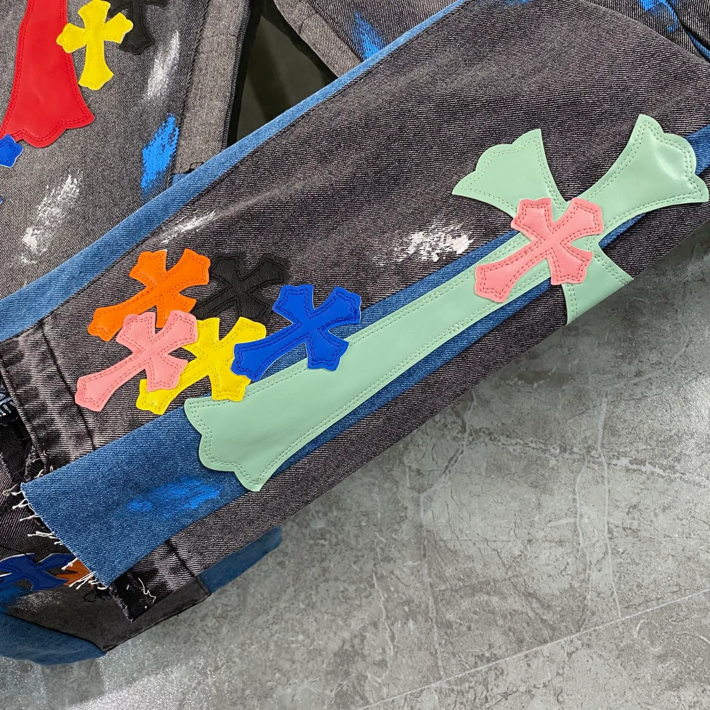 P270 CH Chromehearts colorful stitched cross patch leather retro hand-painted splash-ink jeans, counter price 34W level, patch cross flower embellishment, washed jeans! ! An absolutely high-end luxury product, a 1.9W-level god-level single product, a super popular product, made by top heavy industry, a magic weapon that cannot be missed! [About Zangyin] This is an extremely luxurious fashion brand that can also be called the aristocracy of the high street. It has always been an exclusive brand for some hipsters or rich second generations. Compared with ordinary high streets, it is more luxurious and noble. Compared with luxury brands, it is more fashionable and individual. It has always been a brand that I have a special liking for. [Top heavy industry fashion design] Consistently high-street luxury style. Speaking of this style, the Zangyin family and GU family are definitely the leading representative brands. Especially the Zangyin family has really achieved a state-of-the-art effect in creating high-street style. The unique washed material is used to create this style. The color system is already quite eye-catching. After it is decorated with patchwork cross flowers, it cleverly highlights the charm of the brand. Secondly, this style uses classic The high-waist cutting design highlights the long legs and fashionable temperament of the upper body. The brand is highly recognizable and the slim fit configuration is more suitable for daily wear. It is a product that interprets personality, fashion, and specifications at a glance. This single product is enough to make any fan excited. It can be a white T-shirt for a youthful college style, or a tight suspender for a royal style. It has strong matching ability and can be easily controlled by men.  [Materials and craftsmanship] Needless to say, this point goes without saying. As an excellent craftsman brand, Zangyin’s requirements for details and craftsmanship are really perfect. The washed color of this model has gone through so many processes, not to mention the embellishment of denim appliques. It is also purely hand-made and sewn. Just like what they believe in, only hand-made things have soul and have the meaning of wear. A top-notch heavy-duty fashionable denim item, I look forward to your perfect interpretation! !  Color: black gray Size: 28-36